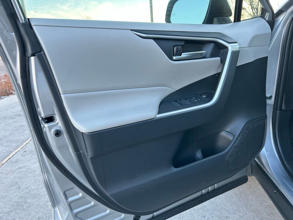 Used 2025 Toyota RAV4 XLE image 38