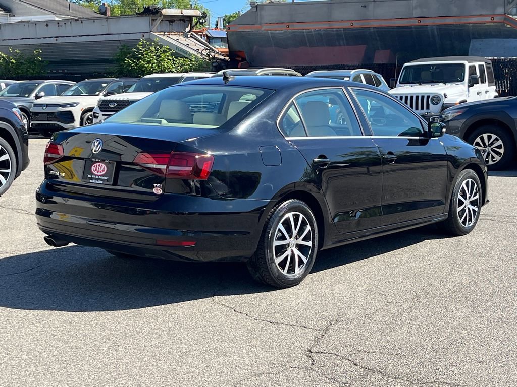 Used 2017 Volkswagen Jetta SE FWD image 2