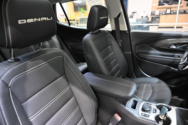 Used 2022 GMC Terrain Denali w/ Black Diamond Edition image 8