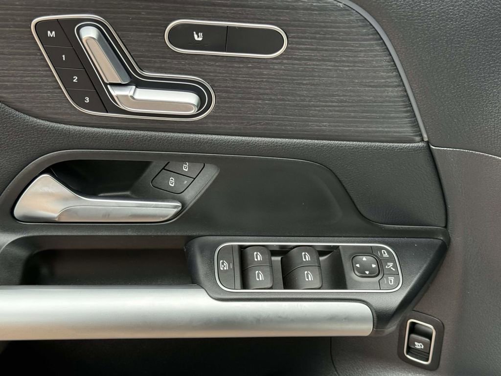 Used 2025 Mercedes-Benz GLA 250 4MATIC image 11