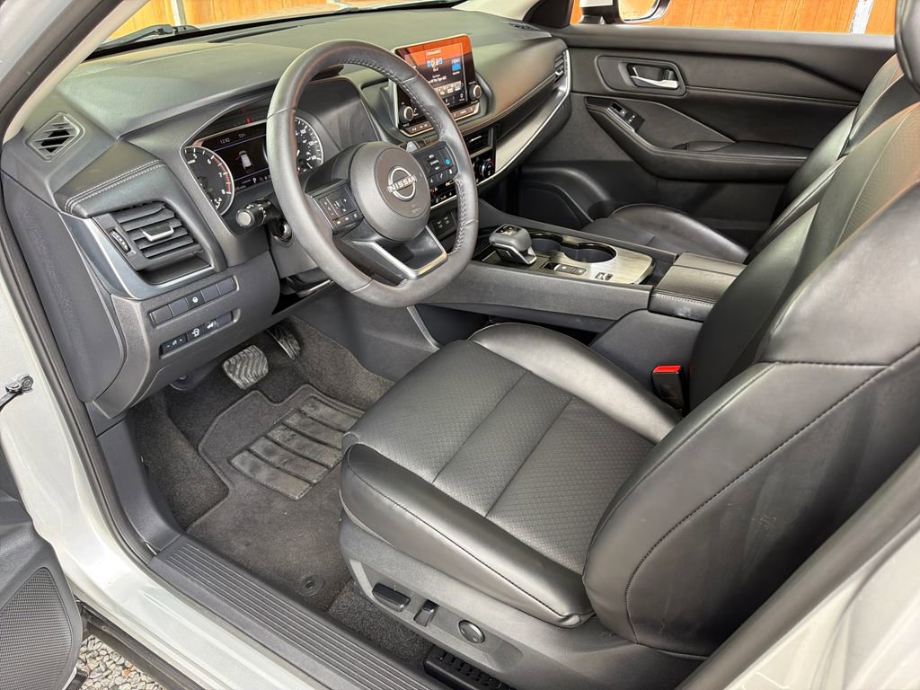 Used 2024 Nissan Rogue SV w/ SV Premium Package image 2