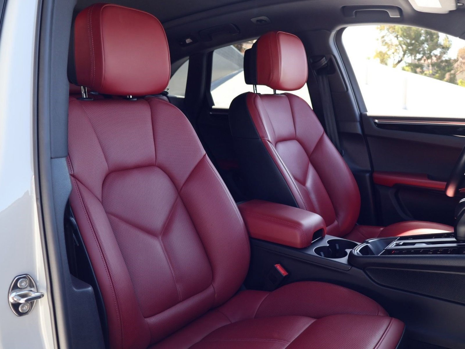 Certified 2023 Porsche Macan AWD/4WD image 24