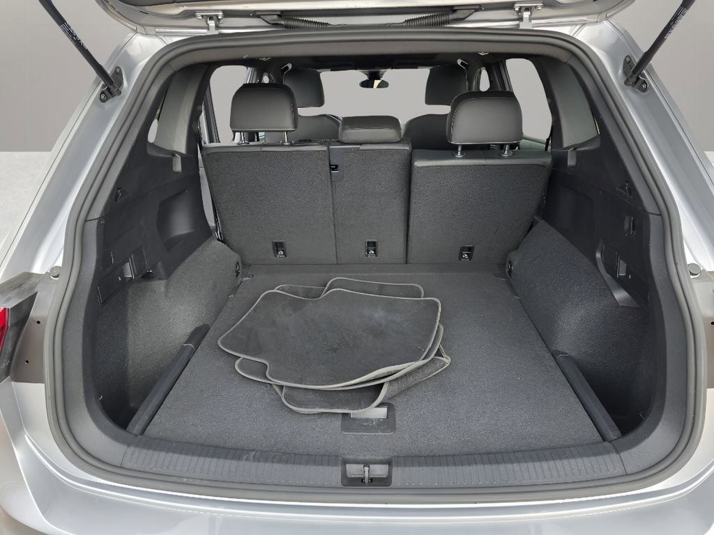 Used 2023 Volkswagen Tiguan SE R-Line image 30