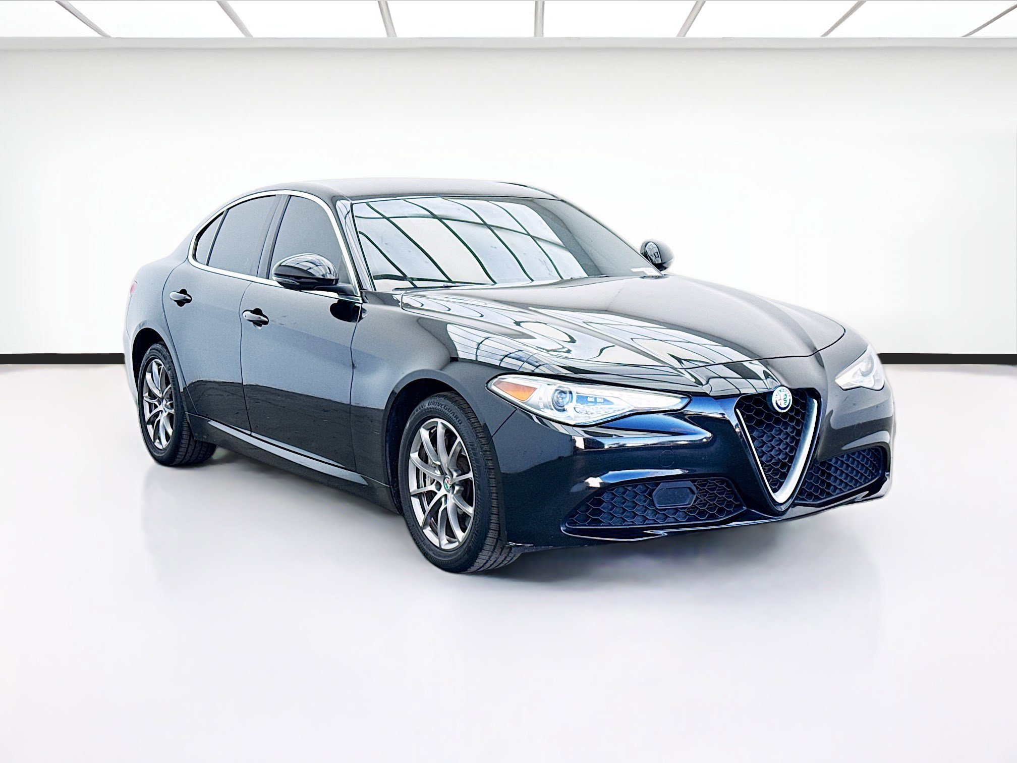 Used 2019 Alfa Romeo Giulia Base image 3
