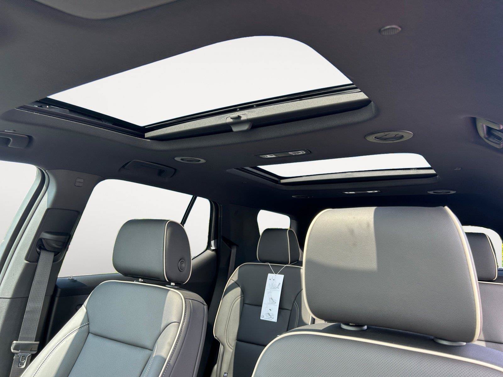 Used 2023 Chevrolet Traverse Premier FWD image 16