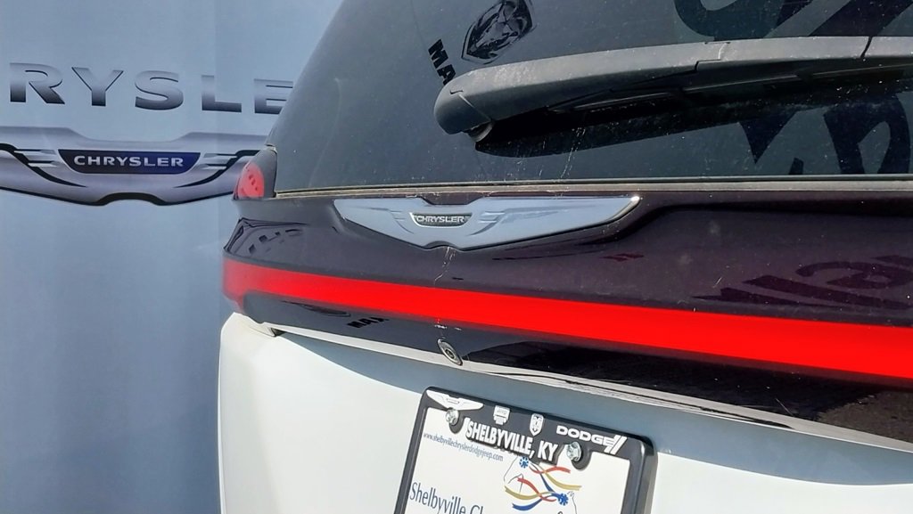 Used 2021 Chrysler Pacifica Touring-L image 9