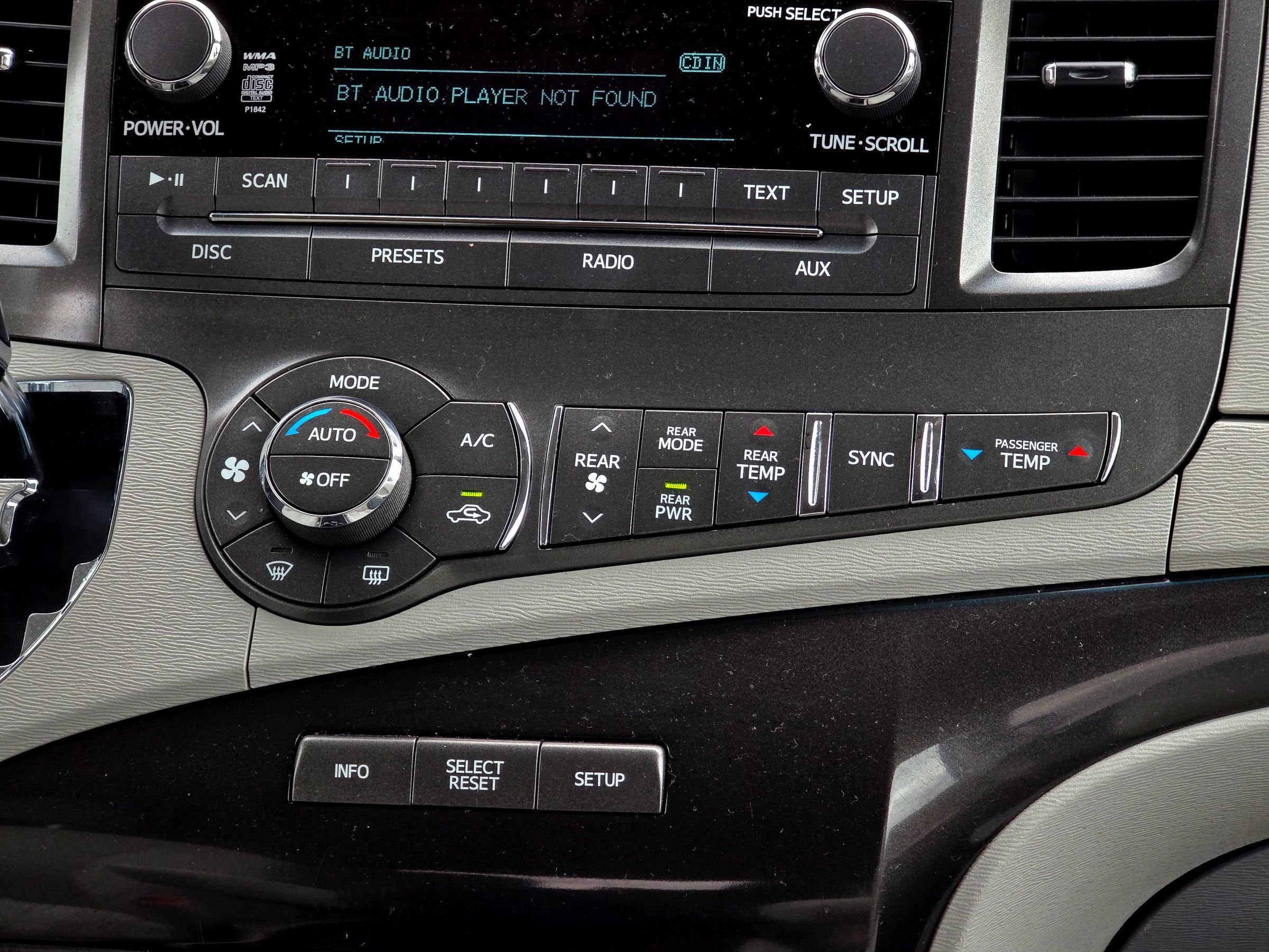 Used 2014 Toyota Sienna LE AWD/4WD image 31