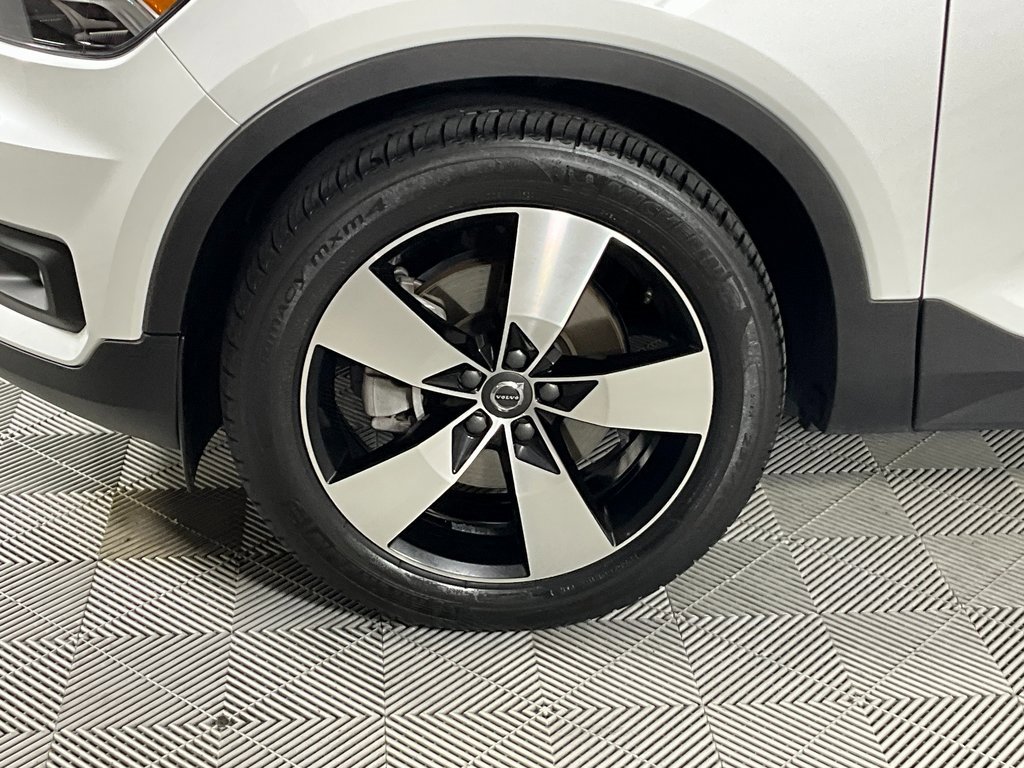 Used 2021 Volvo XC40 T5 Momentum w/ Premium Package image 29
