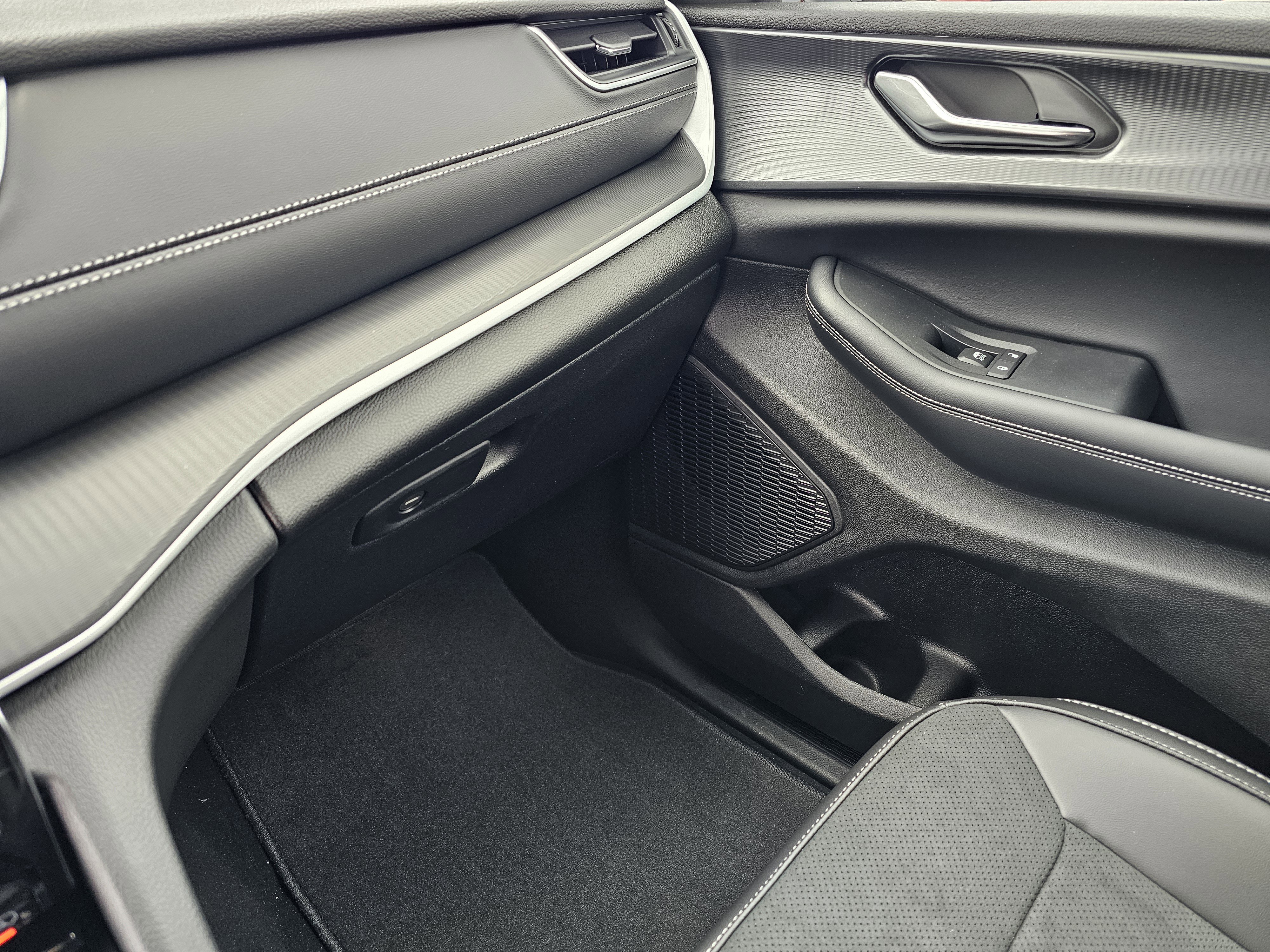 New 2025 Jeep Grand Cherokee Altitude image 26