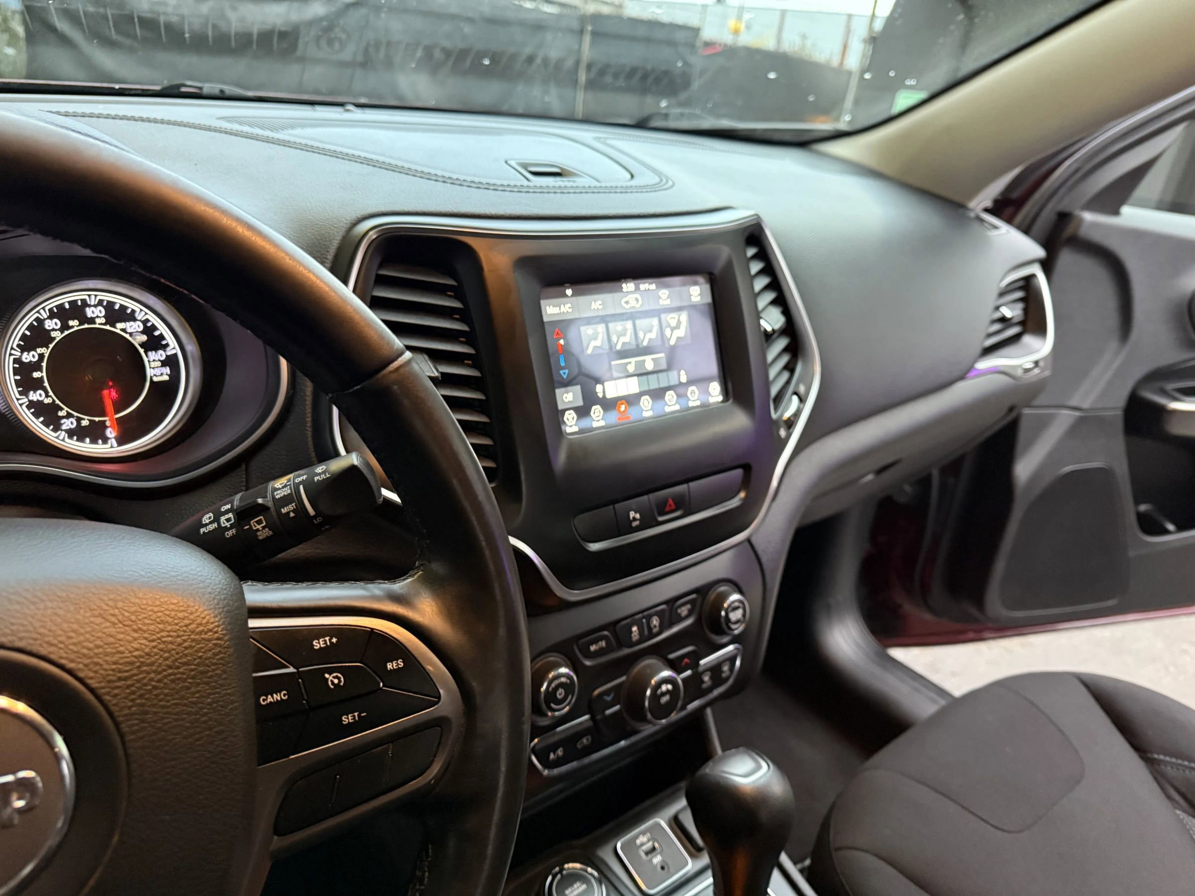 Used 2020 Jeep Cherokee Latitude w/ Cold Weather Group AWD/4WD image 9