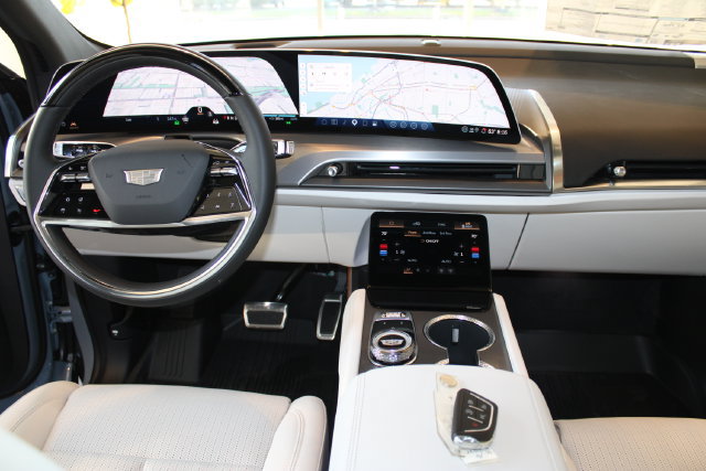 New 2027 Cadillac Vistiq Premium Luxury w/ LPO, Floor Liner Package AWD/4WD image 16