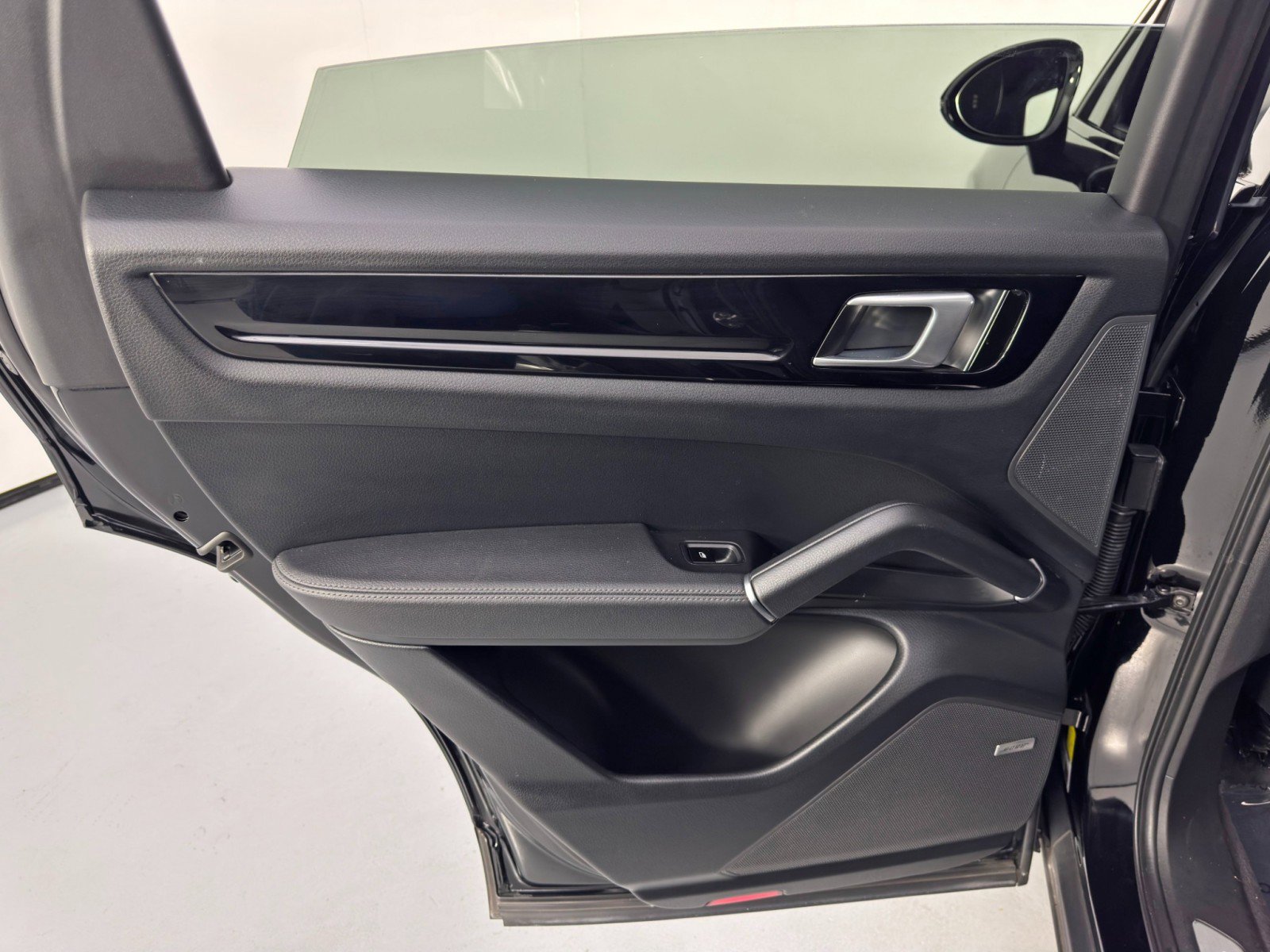 Used 2020 Porsche Cayenne E-Hybrid w/ Premium Package image 43