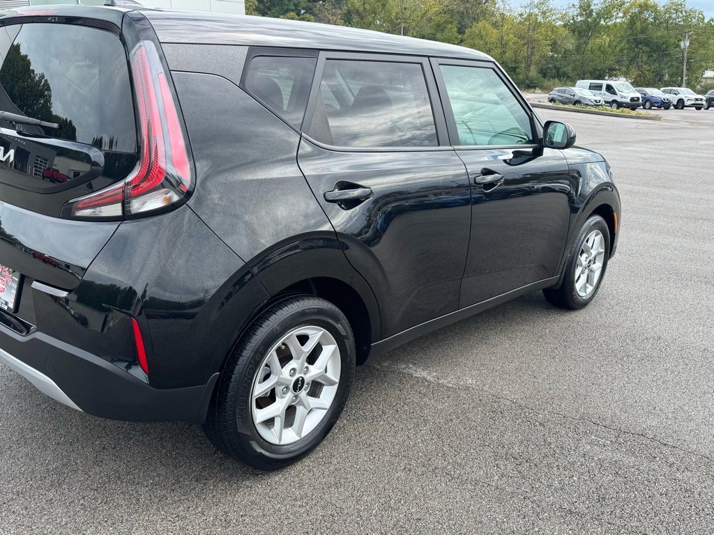 Used 2023 Kia Soul LX w/ LX Technology Package image 9