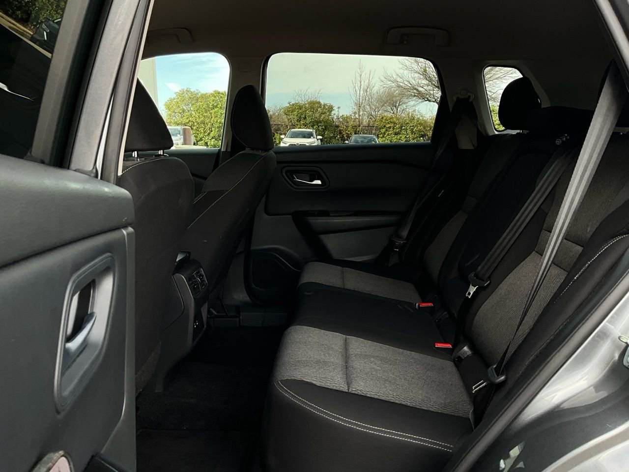 Used 2025 Nissan Rogue SV image 12