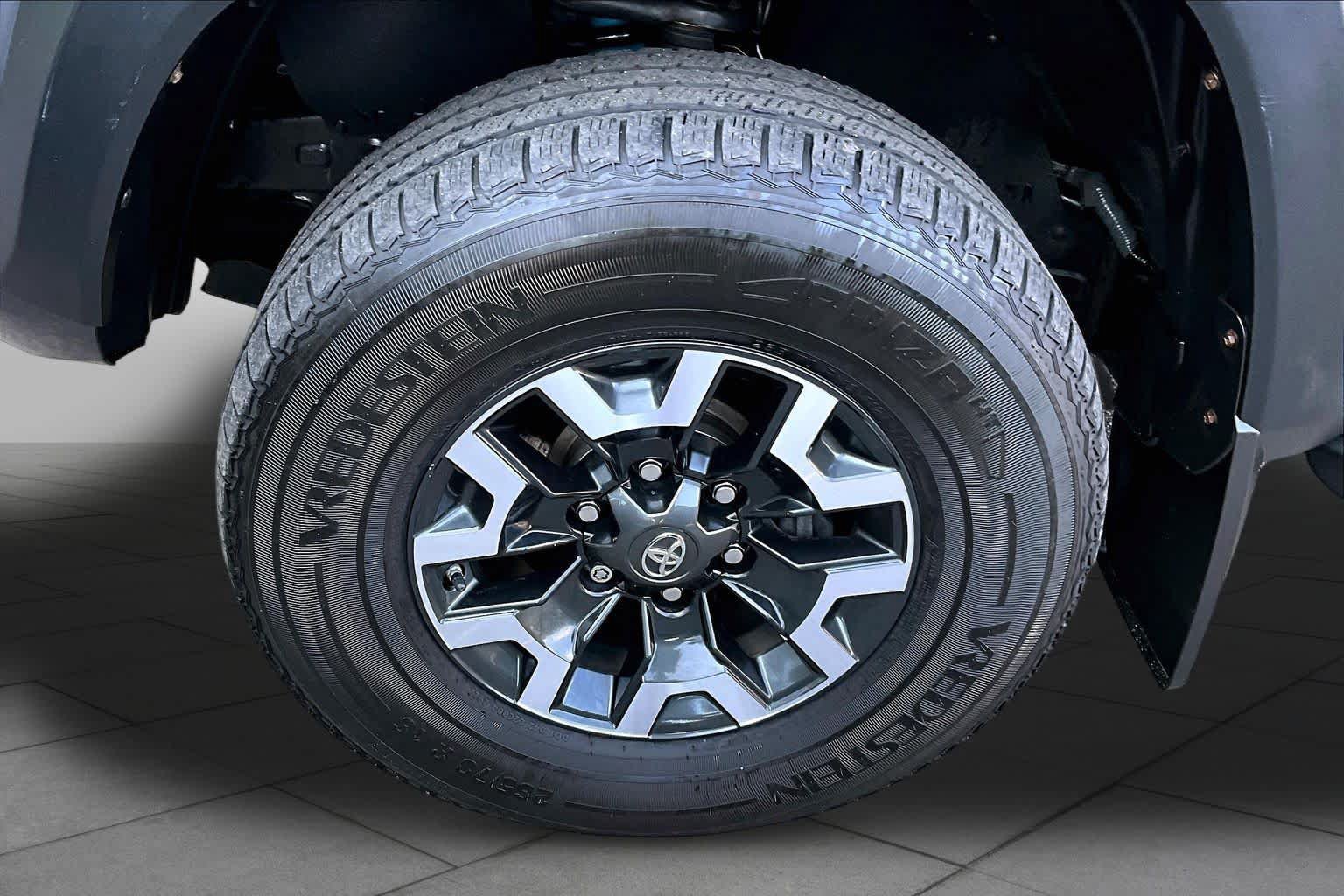 Used 2020 Toyota Tacoma TRD Off-Road w/ Technology Package AWD/4WD image 11
