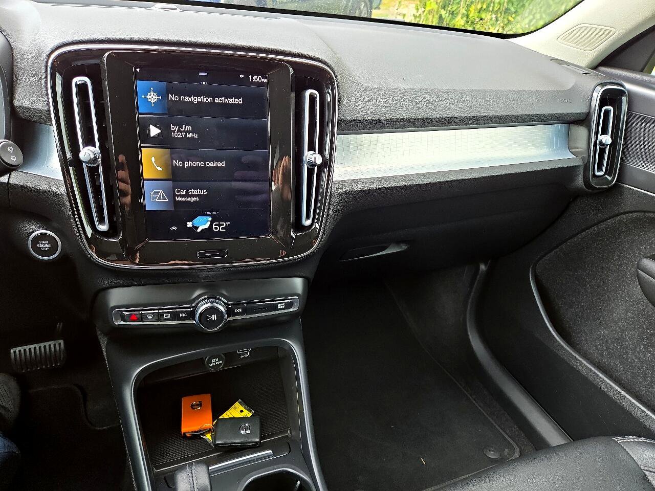 Used 2021 Volvo XC40 T4 Momentum image 16