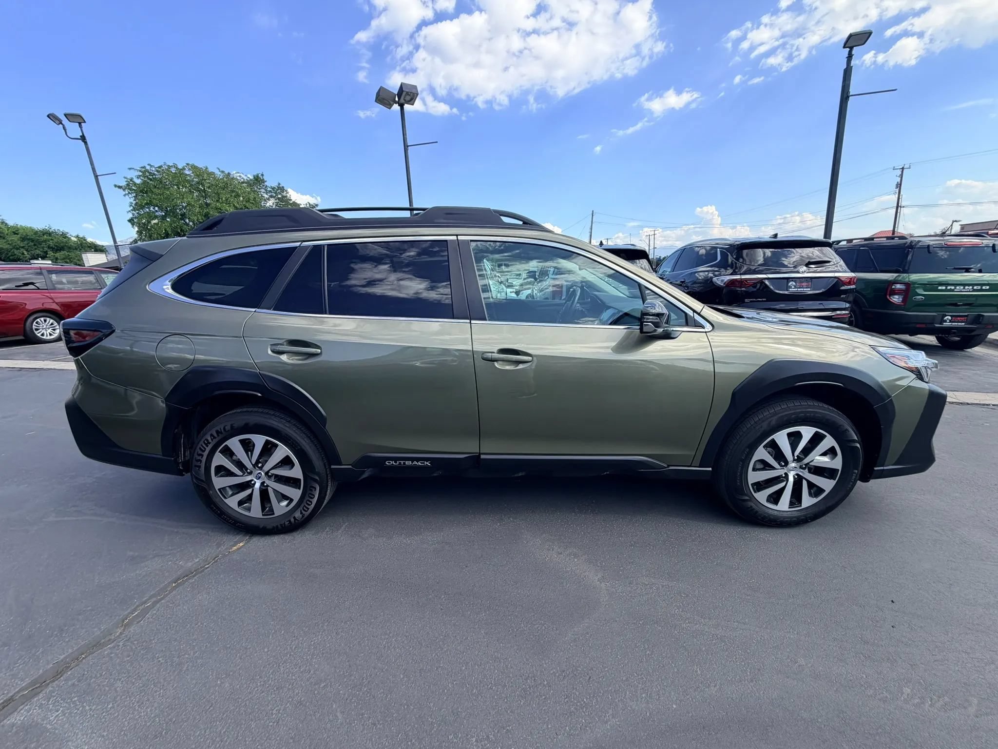 Used 2023 Subaru Outback Premium AWD/4WD image 3