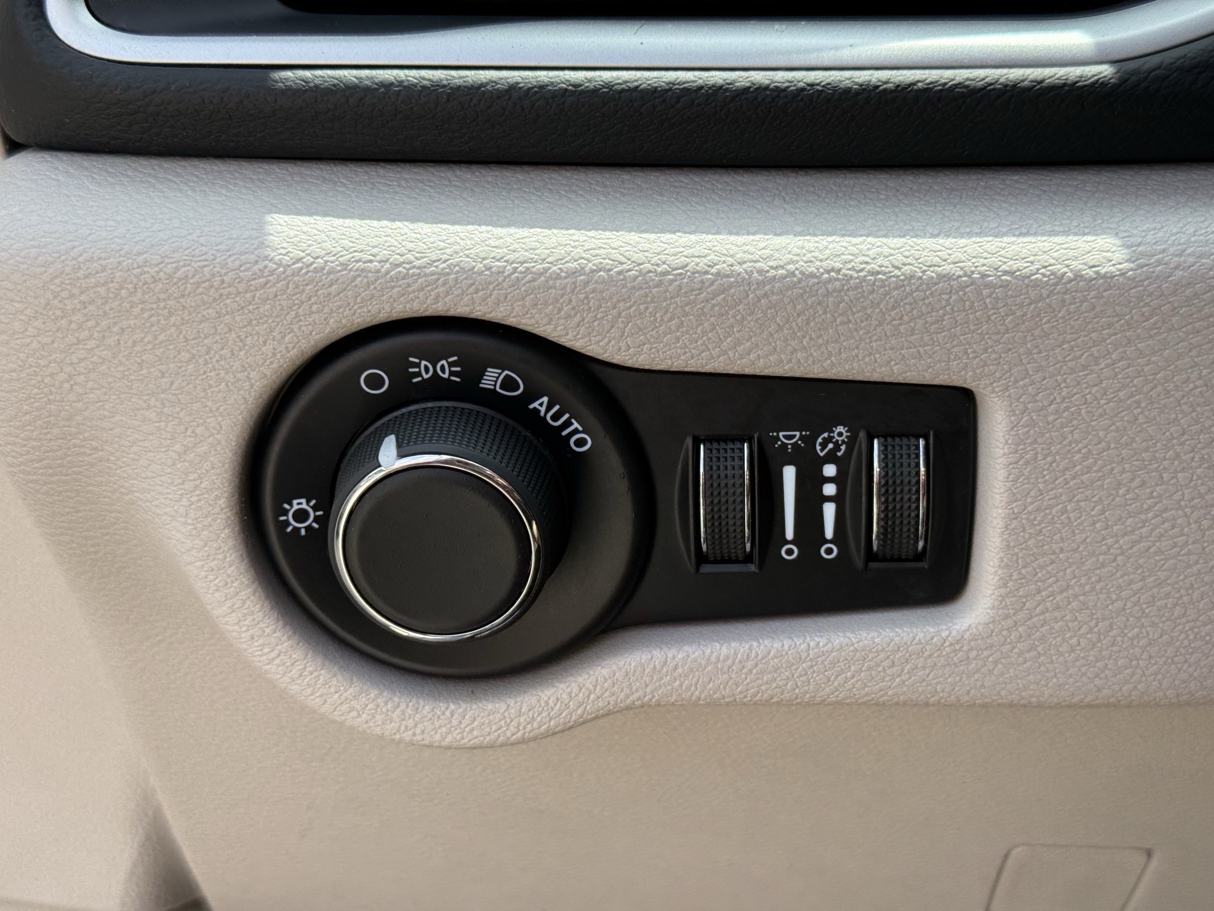 Used 2024 Chrysler Voyager LX FWD image 26