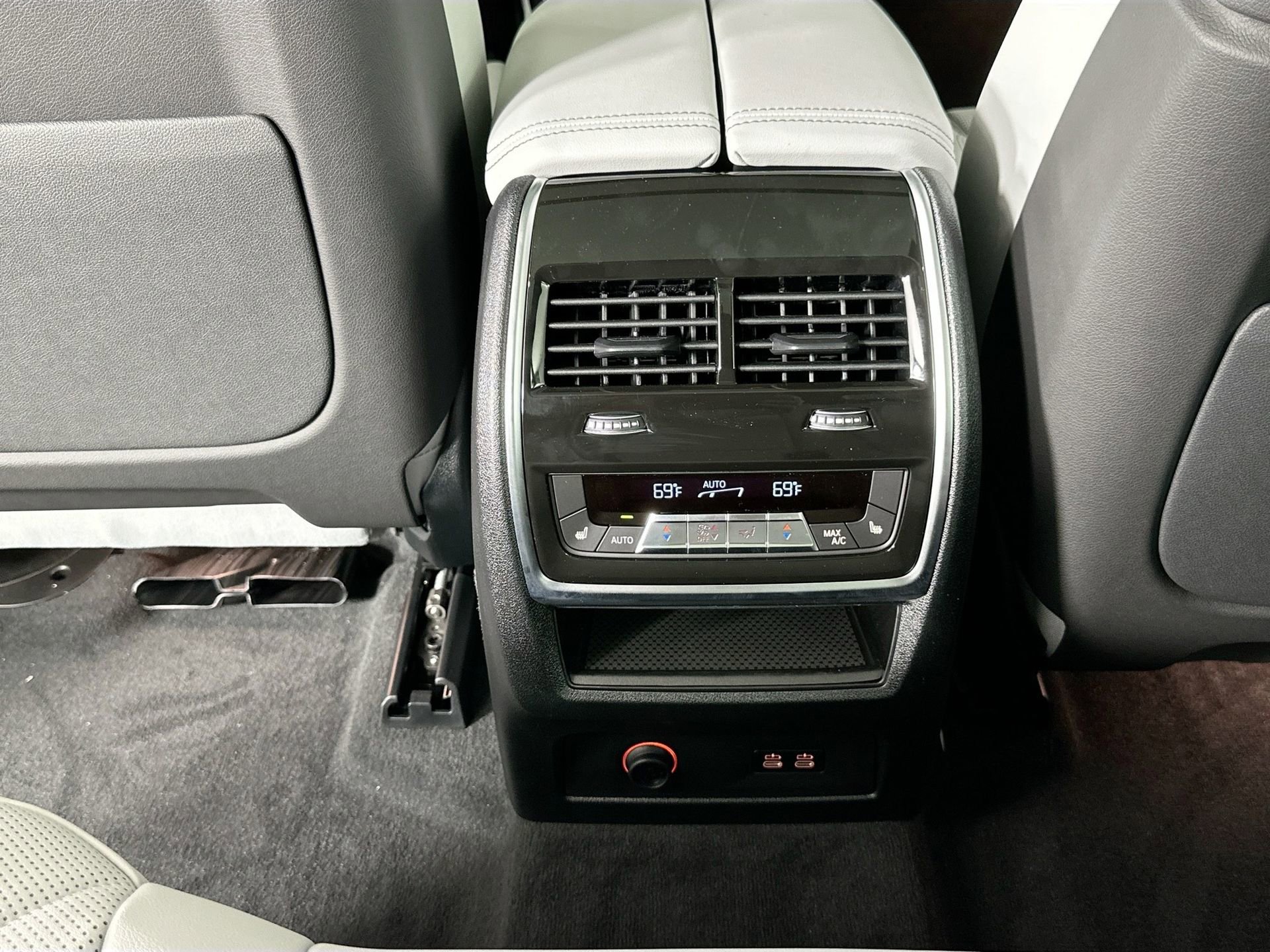 Used 2026 BMW X7 xDrive40i w/ M Sport Package image 32