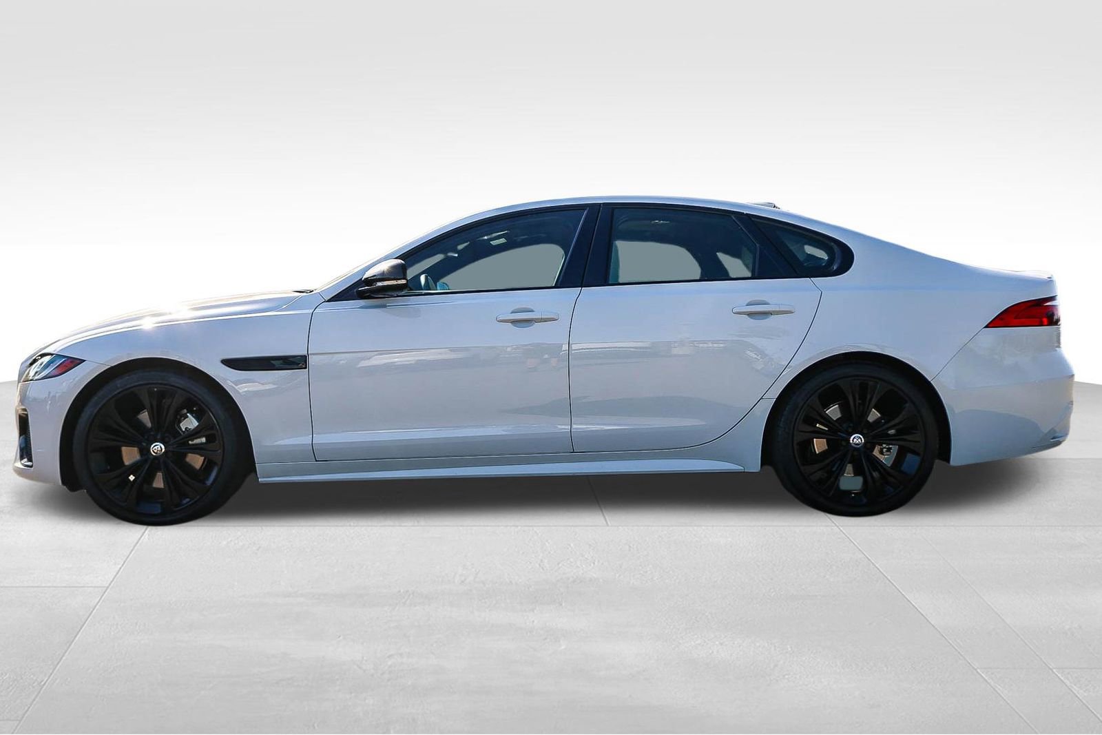 Used 2024 Jaguar XF R-Dynamic SE image 8