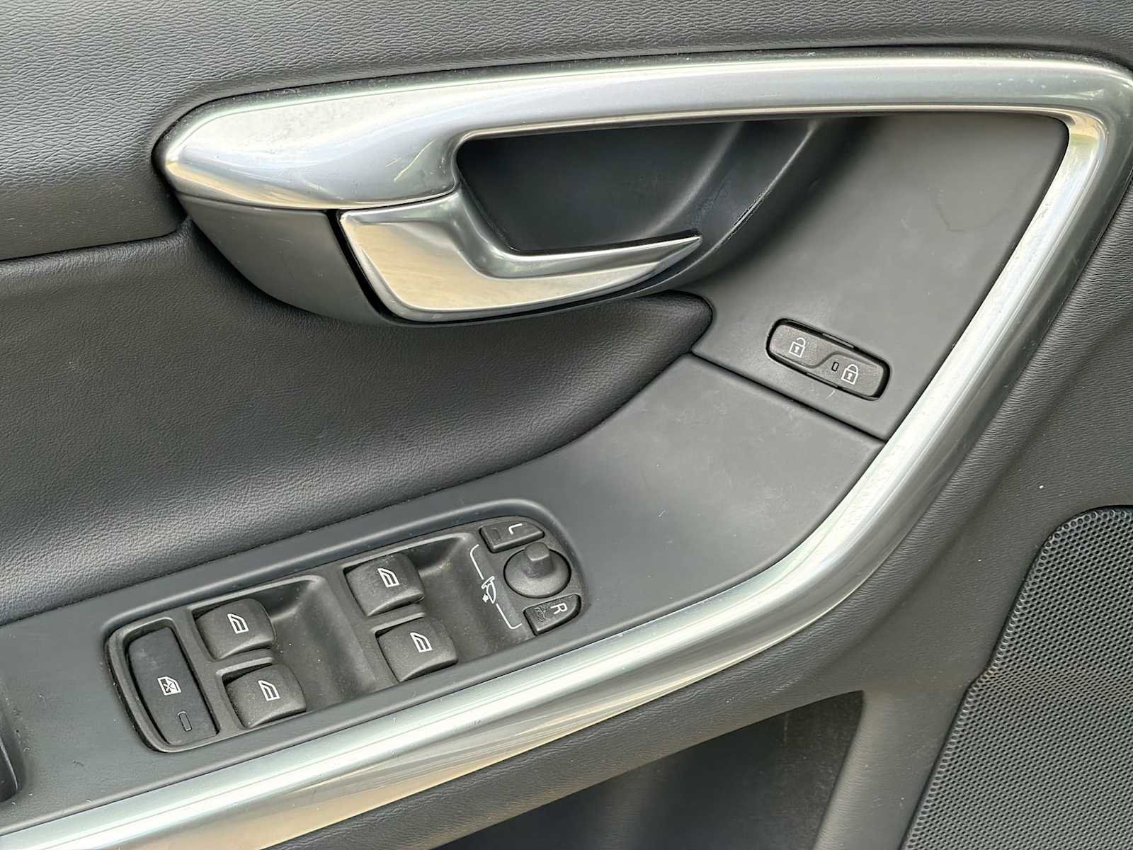 Used 2017 Volvo V60 T6 R-Design Platinum w/ Climate Package AWD/4WD image 14