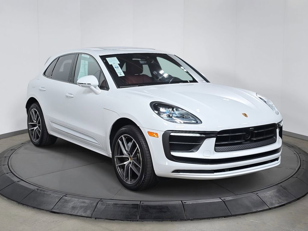 Certified 2025 Porsche Macan image 9