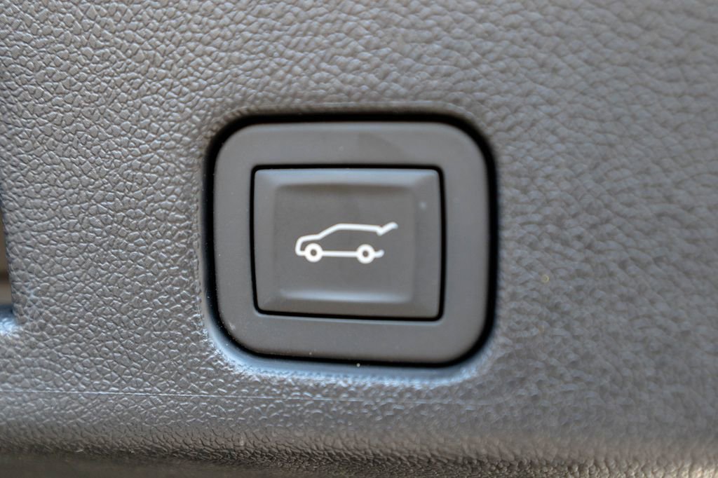 Used 2025 Chevrolet Traverse LT image 35