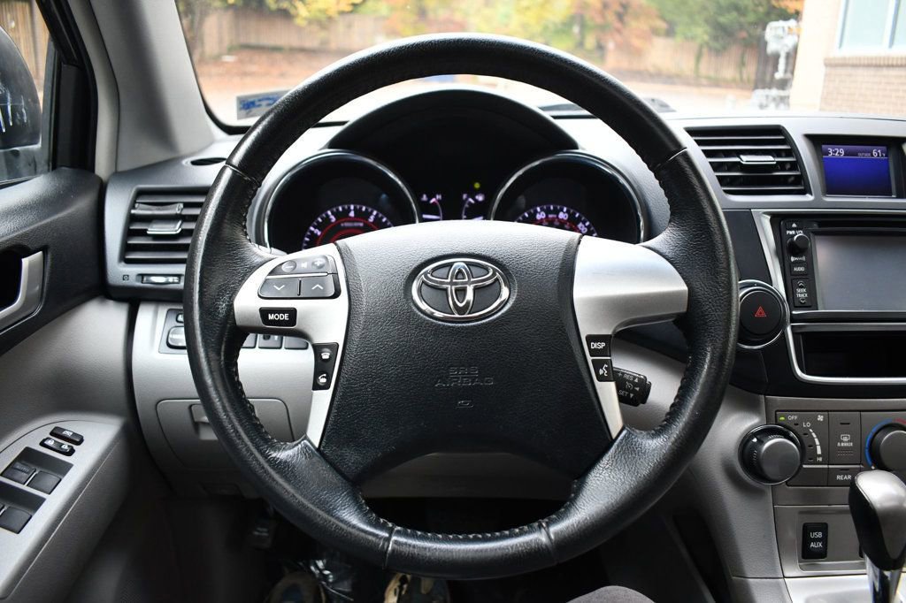 Used 2013 Toyota Highlander SE image 23