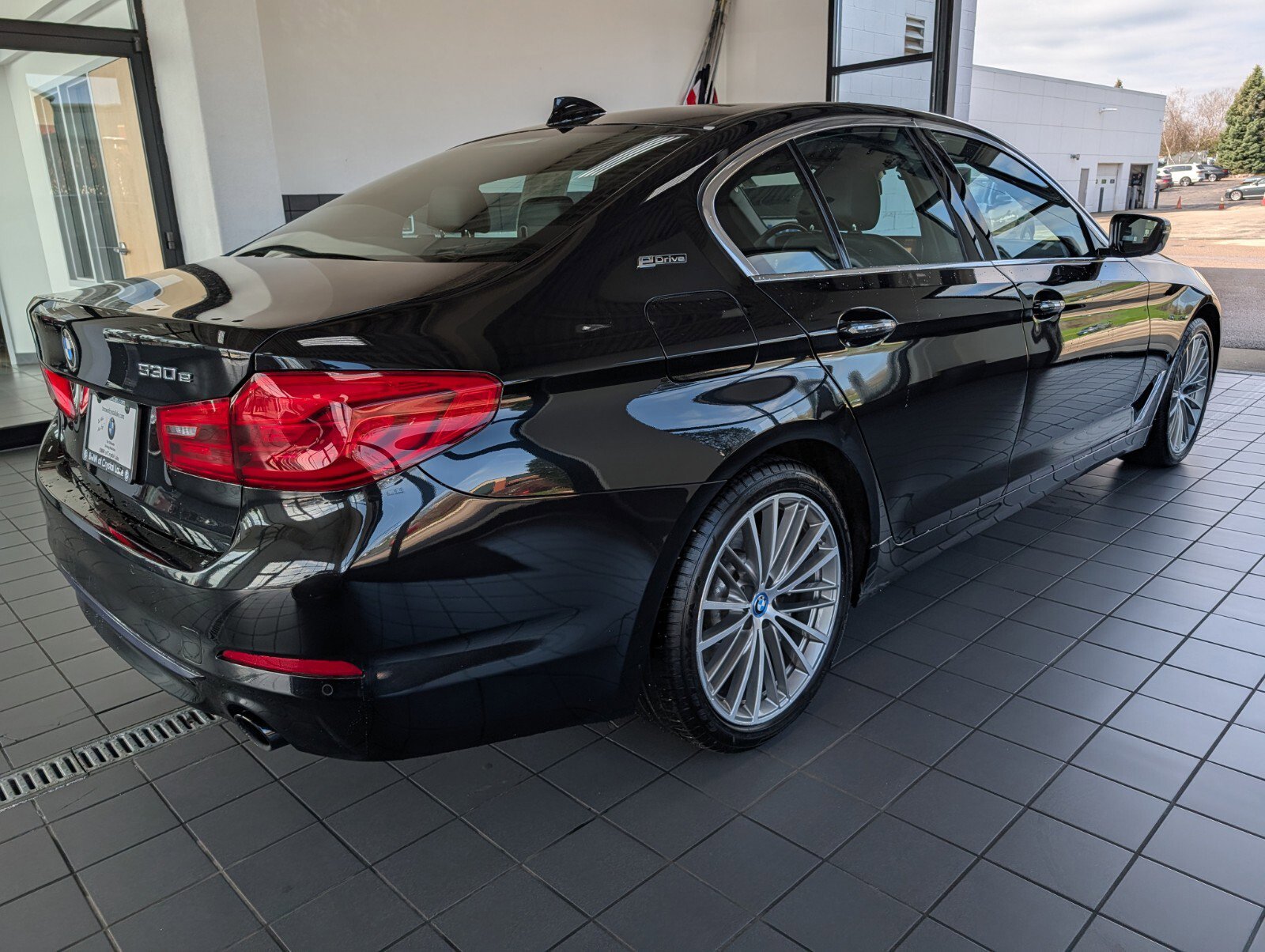 Used 2018 BMW 530e xDrive w/ Premium Package 2 image 2
