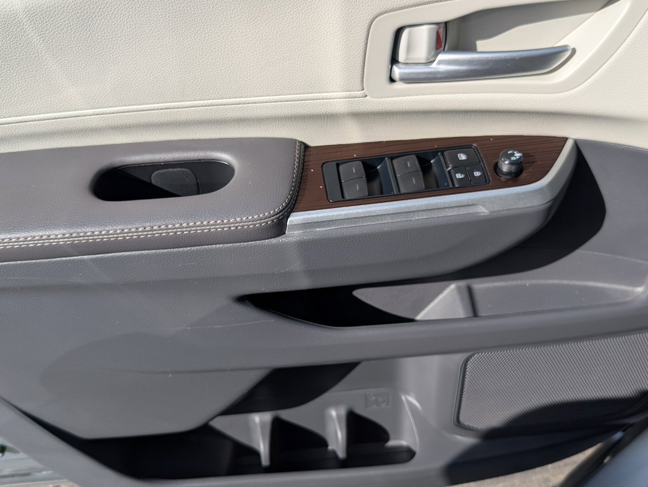 Used 2024 Toyota Sienna XLE image 16