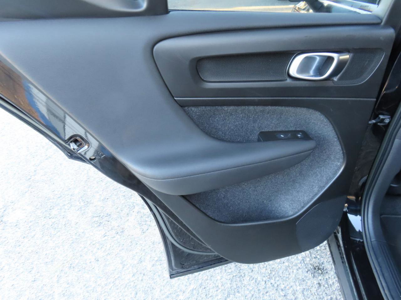 Used 2022 Volvo XC40 T5 Momentum image 10