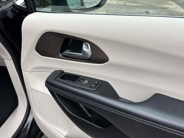 Used 2023 Chrysler Voyager LX FWD image 24