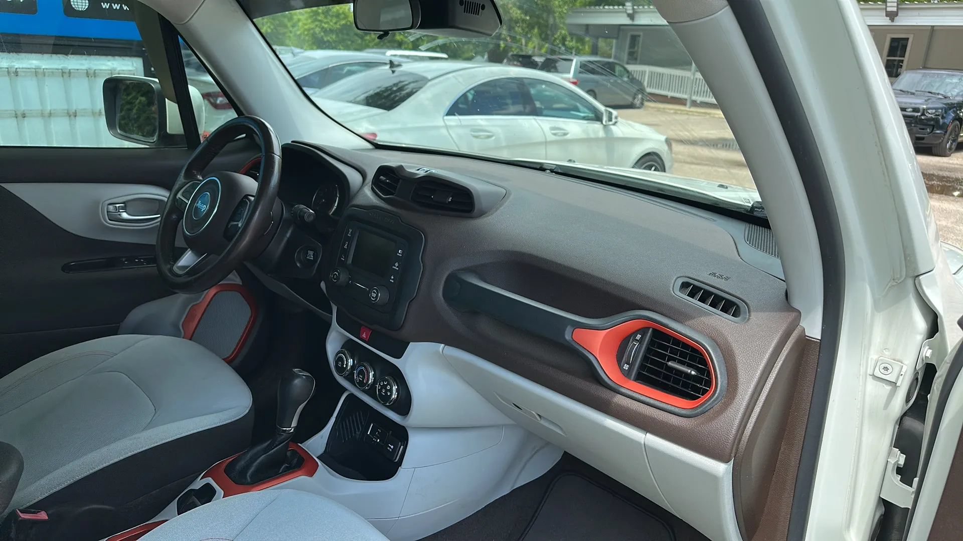 Used 2016 Jeep Renegade Latitude w/ Safety & Security Group FWD image 21