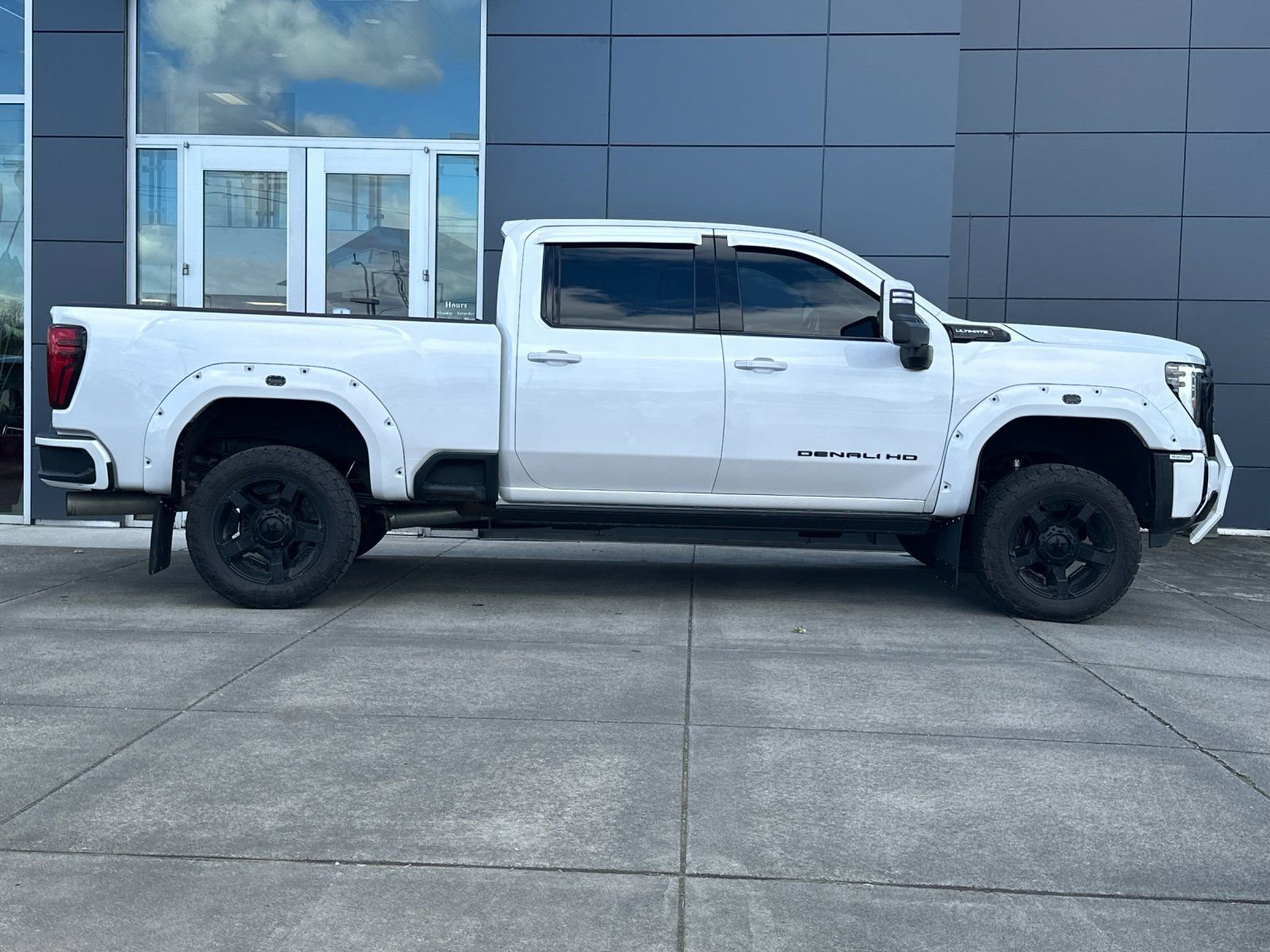 Used 2024 GMC Sierra 3500 Denali Ultimate AWD/4WD image 2