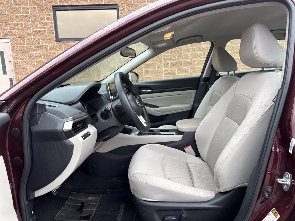 Used 2025 Nissan Altima 2.5 SV FWD image 11