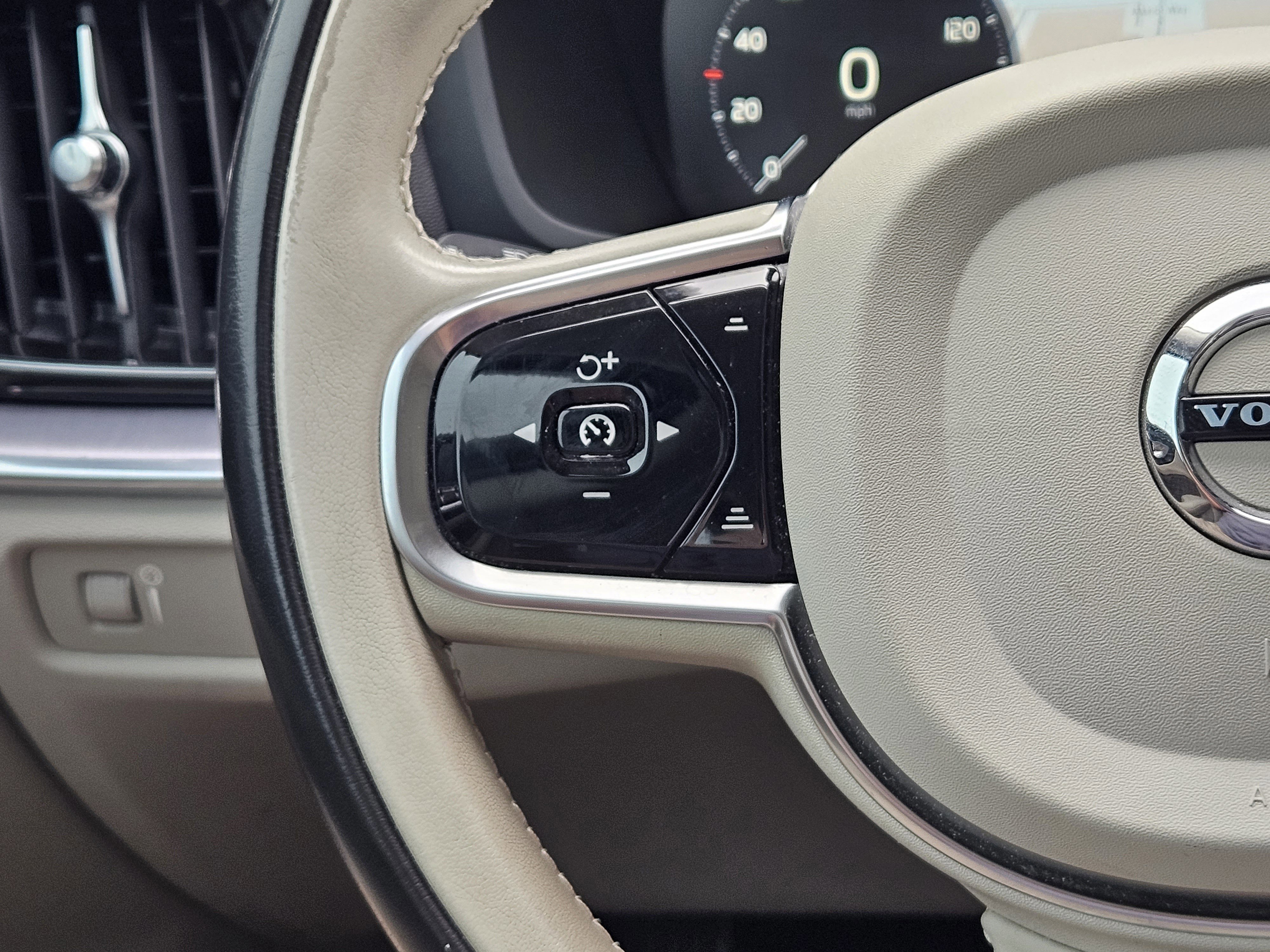 Used 2021 Volvo S60 T5 Momentum w/ Premium Package image 24