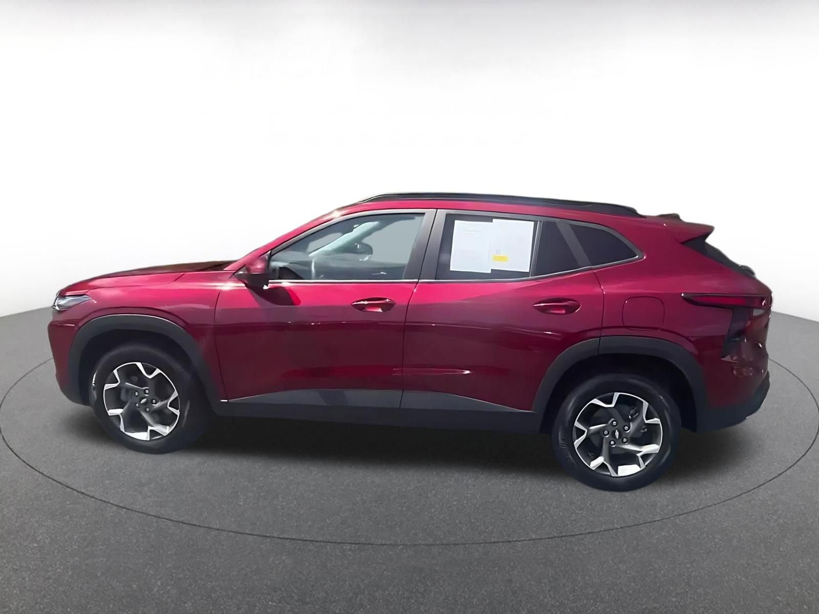 Used 2025 Chevrolet Trax LT FWD image 4