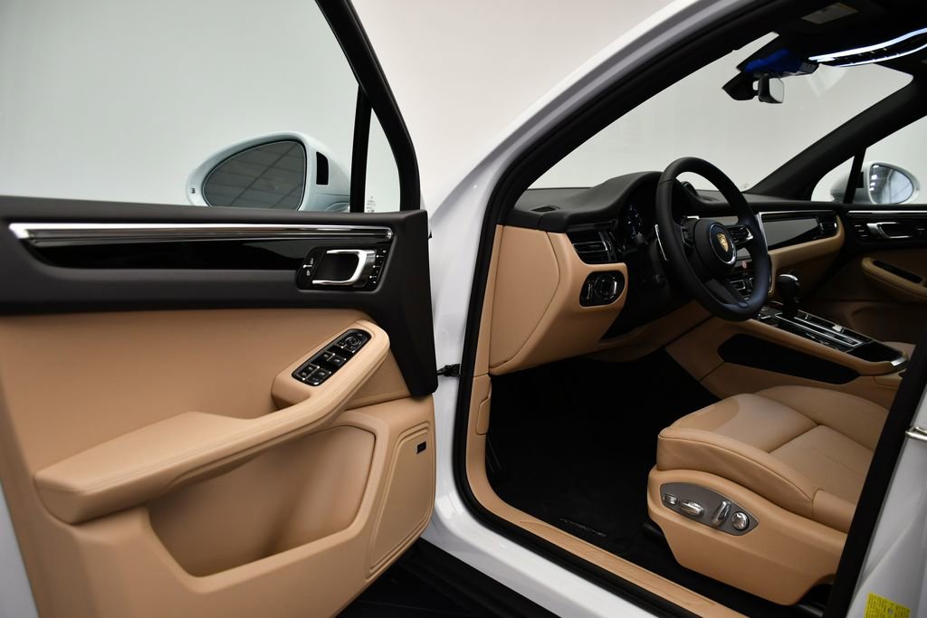 Certified 2025 Porsche Macan Turbo image 39
