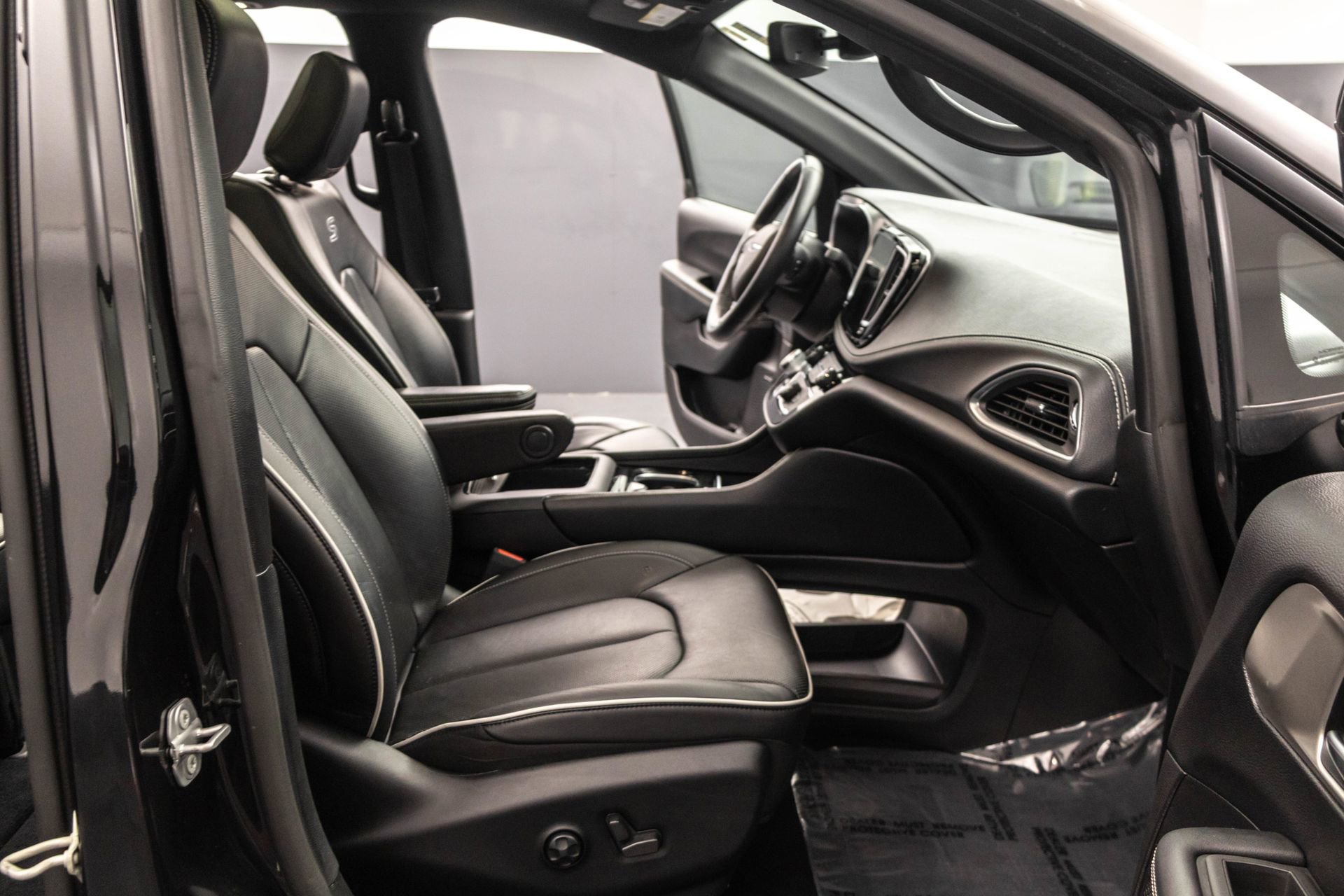 Used 2021 Chrysler Pacifica Limited w/ Uconnect Theater Family Group AWD/4WD image 40