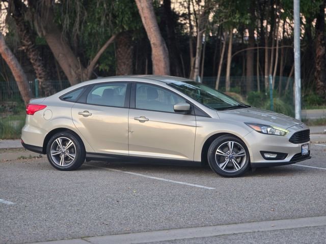 Used 2018 Ford Focus SE w/ SE Appearance Package image 4