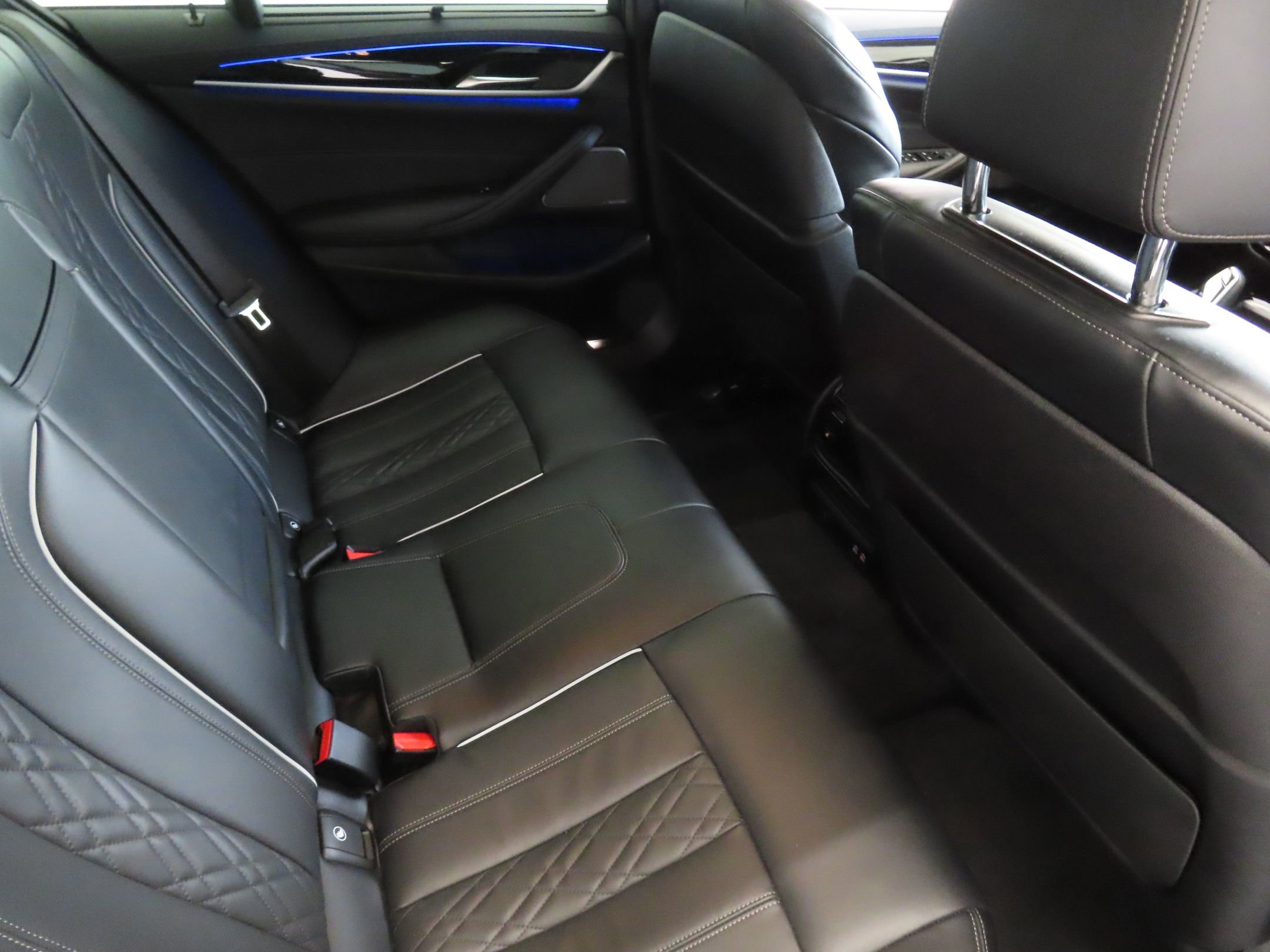 Used 2023 BMW M550i xDrive w/ Dynamic Handling Package image 27