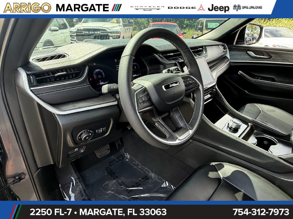 Certified 2025 Jeep Grand Cherokee Limited w/ Black Appearance Package RWD image 10