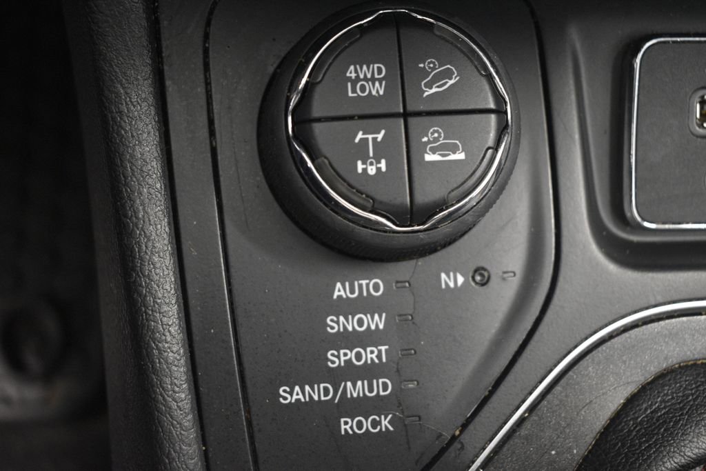 Used 2019 Jeep Cherokee Trailhawk w/ Cold Weather Group image 37