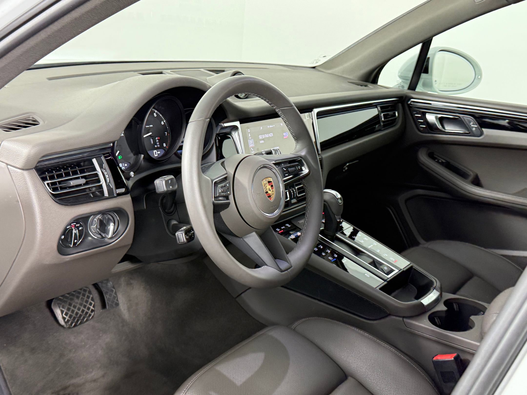 New 2025 Porsche Macan image 4