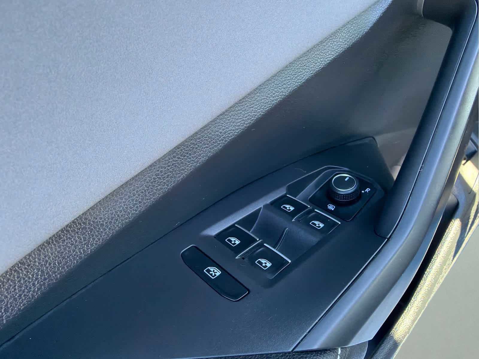 Certified 2025 Volkswagen Jetta SE image 15