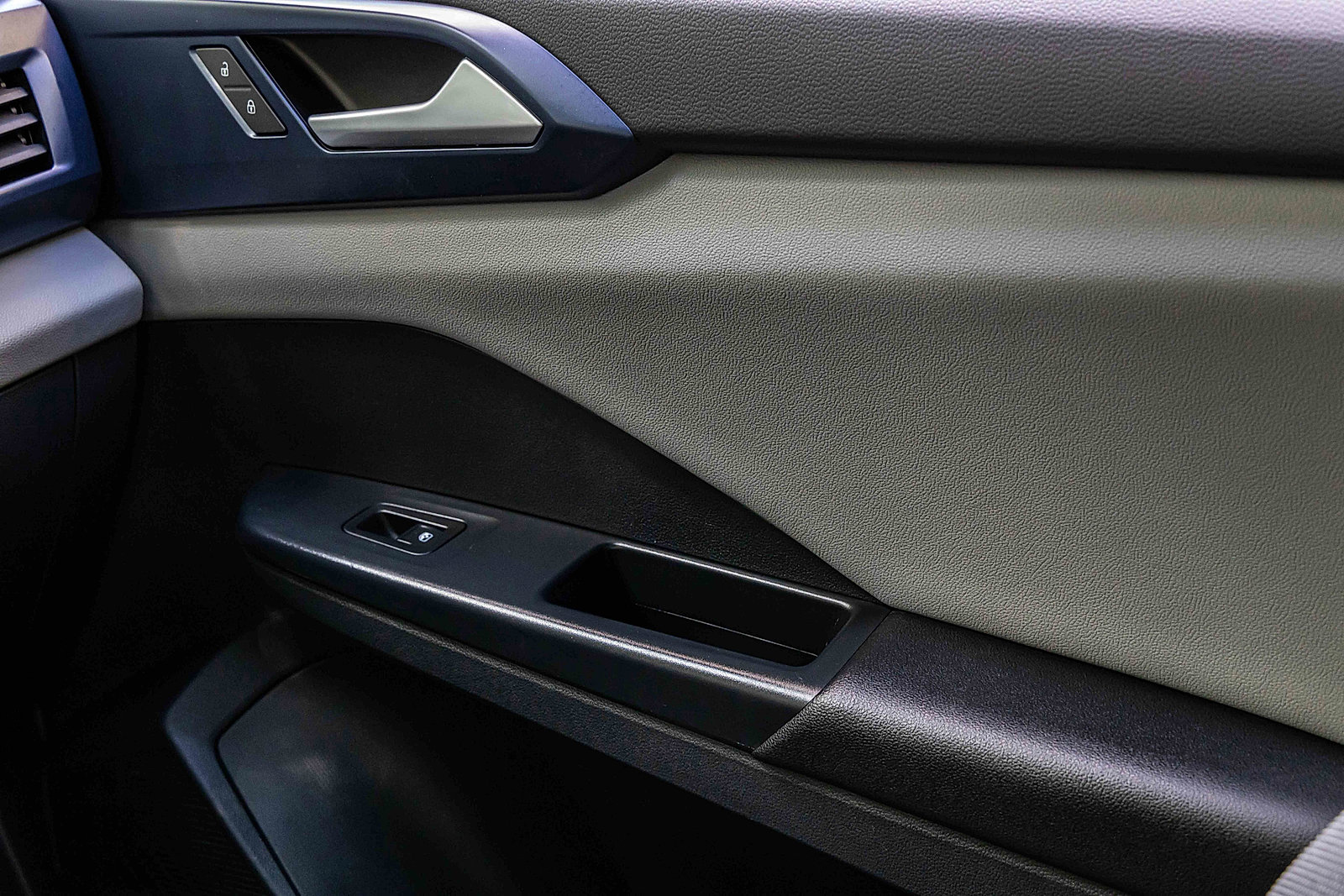 Used 2023 Volkswagen Taos SE w/ Panoramic Sunroof Package image 16