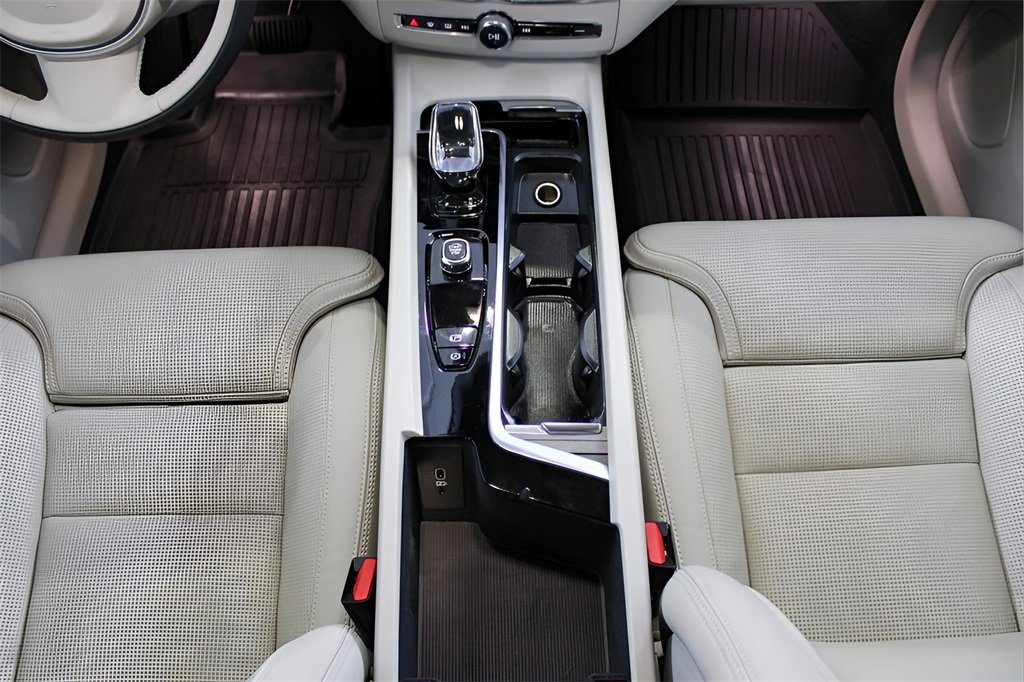 Certified 2025 Volvo XC60 T8 Ultra w/ Protection Package Premier image 26