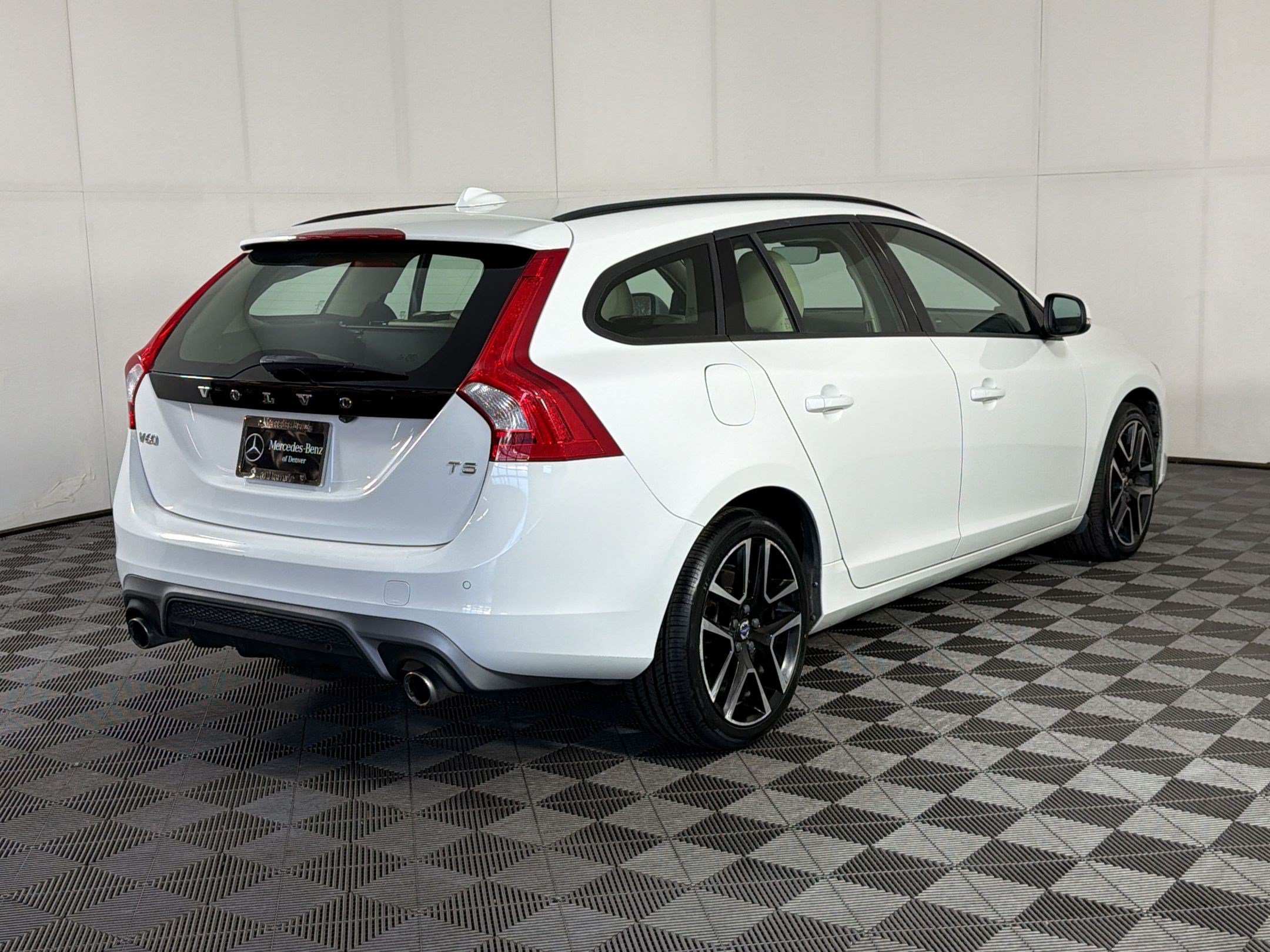 Used 2018 Volvo V60 T5 Dynamic w/ Vision Package FWD image 9