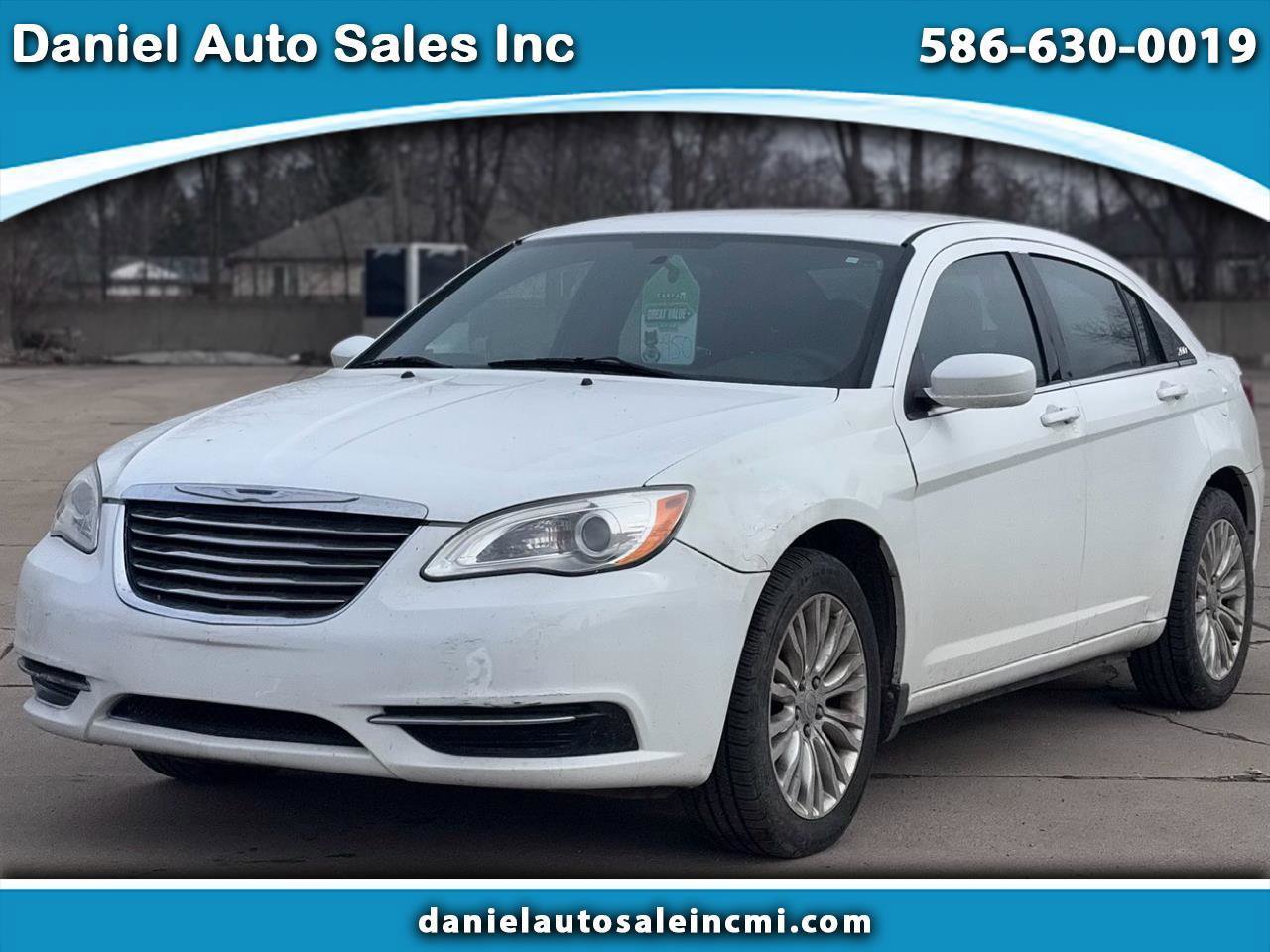 Used 2013 Chrysler 200 LX image 1