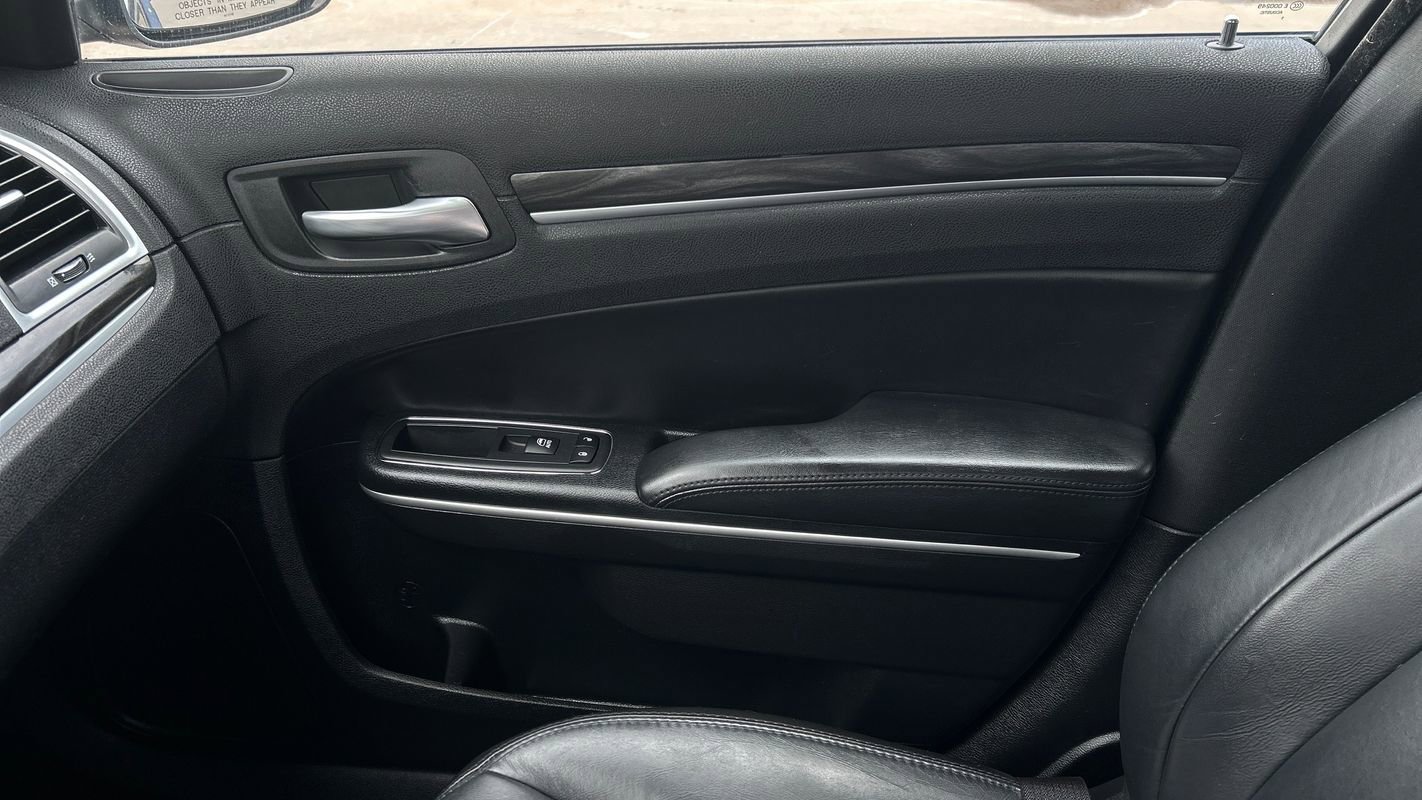 Used 2016 Chrysler 300 Limited image 25